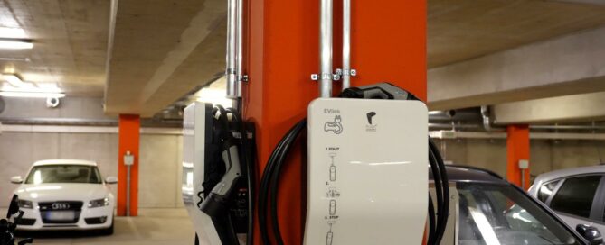 Sähköauton lataaminen taloyhtiössä tapahtuu helposti ja kätevästi älykkäällä latausjärjestelmällä