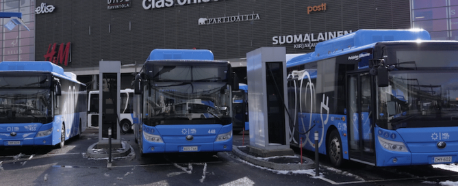 Pohjolan Liikenteen sähköbussit latauksessa