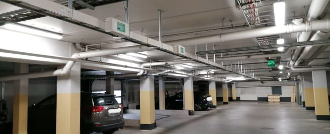 Parkkihalliin asennetun latausratkaisun virtakisko